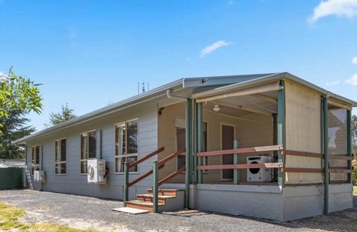 Yass House | Lakeside Luxurious, fully furnished 3-bedroom home