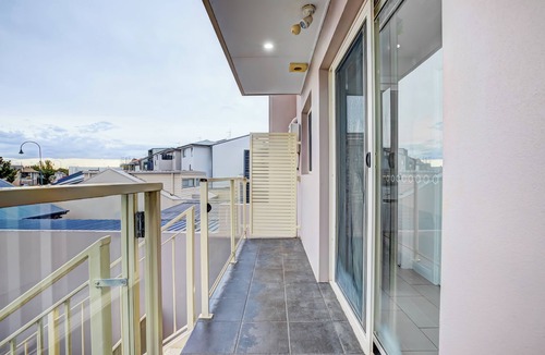 Amaroo House | LAKEVIEW FAMILY ESCAPE. BIG TWO STOREY HOUSE FACING THE LAKE AND PARK. CARPARK.