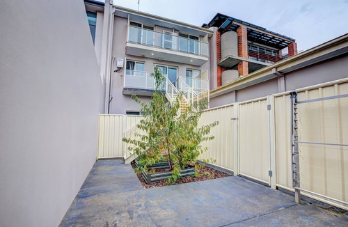 Amaroo House | LAKEVIEW FAMILY ESCAPE. BIG TWO STOREY HOUSE FACING THE LAKE AND PARK. CARPARK.