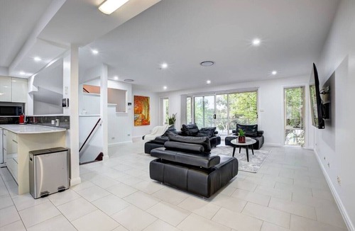 Gungahlin Villa | Lakeview Family Retreat: Canberra-Cozy Townhouse!