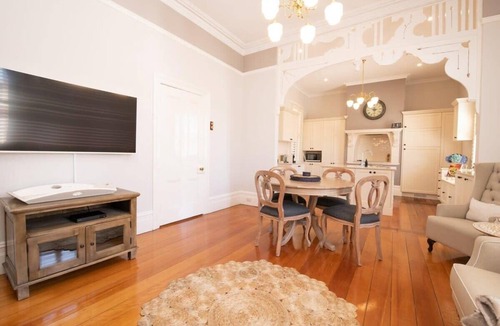 Orange House | Lansdowne House. Historic Federation. Orange CBD.
