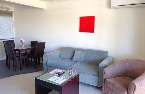 Capital Hill Apartment | Large 1 Bedroom Unit in Griffith with Free Wi-Fi + Parking