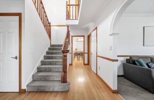 Parkinson House | Large 5 Bedroom Family Home with 3 Bathrooms Quiet and Comfortable