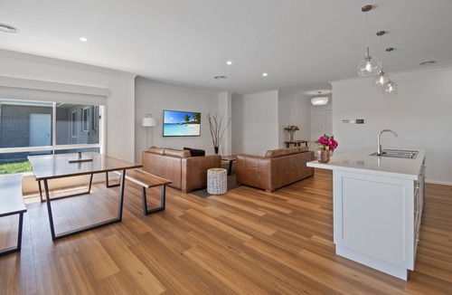 Yarrawonga House | LARGE 6 BEDROOM HOME - SLEEPS 12 - 3 MINUTE DRIVE TO LAKE MULWALA