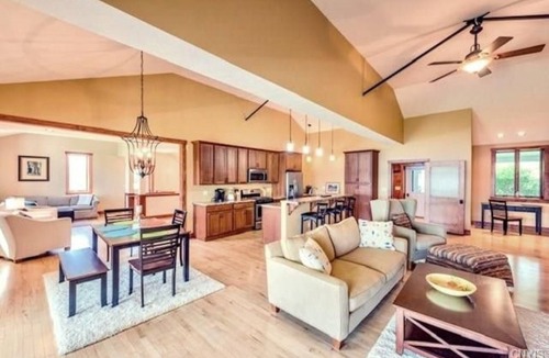 Auburn House | Large Lakefront Vineyard Home with Hot Tub