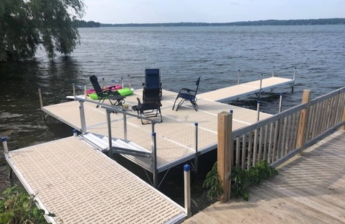 Auburn House | Large Lakefront Vineyard Home with Hot Tub