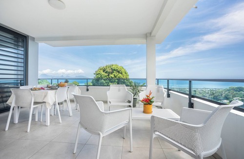 Faaa Apartment | Large luxury apartment with sea view and swimming pool 2 minutes from the airport