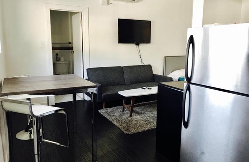Sunset Junction Apartment | LARGE Studio Apt in Silverlake on Sunset Blvd!