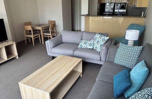 Gold Coast Apartment | Large sunny north facing unit in tropical Surfers, includes Wifi and one Carpark