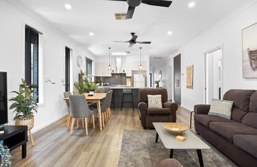 Largs Bay House | Largs Tides—Modern Stay Between Beach & Dining