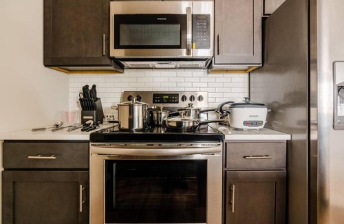 Newark Apartment | Lavish City View Apt - Mins to DT / Free Parking