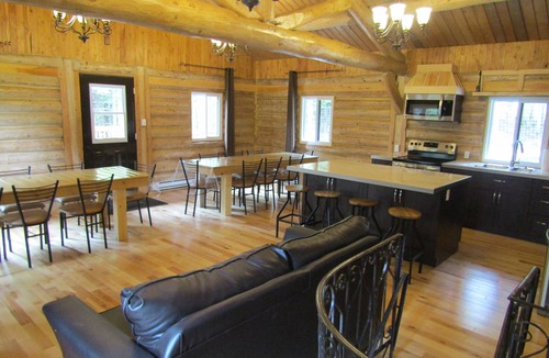 Saint-Luc-de-Bellechasse Ski Chalet | Le RUSTIK SPA privé/Table de Billard/foyer 5 rooms:9 queen-size beds-2 sofa beds