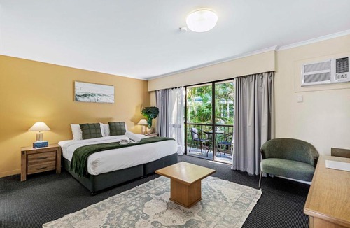 Mount Ommaney Hotel | Leafy Studio Retreat near Shops Motorway Access by Custom Bnb Hosting