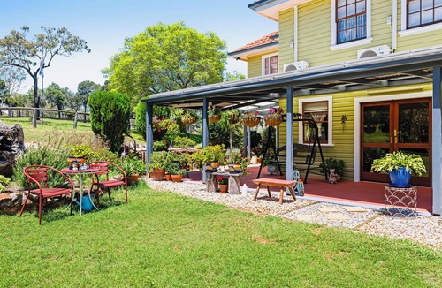 Meringandan West House | Lemon grove retreat country house