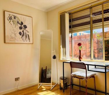 Thomastown House | Lemon View Room in Shared Home - near Station, Restaurants, Gym & Airport