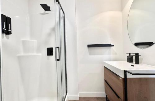 Desjardins Apartment | Levis Center New Studio #2 AC, WiFi and 2 Parking spaces