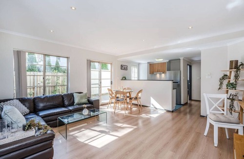 Turner Apartment | Light filled 2 Brm Cityside