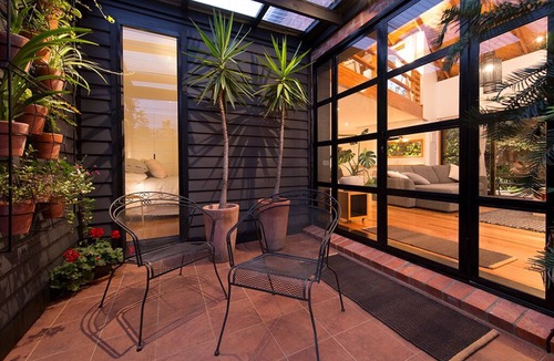 Port Melbourne Apartment | Light-Filled Photography Studio in Garden Setting