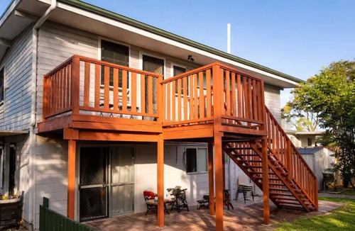 Rochedale South House | Light-Filled Retreat with Spacious Timber Deck