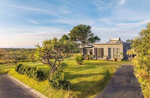Byron Bay Cottage | Lighthouse and ocean views on the edge of Byron Bay's National Park