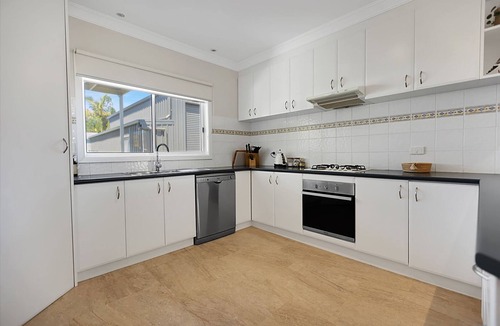 Lakes Entrance House | Lilly G: Nestled just 250 meters from the scenic Lakes Entrance shoreline