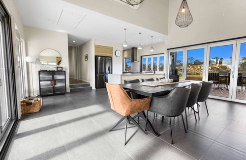 Swan Reach House | Limestone Views: Discover this farmhouse set in a bend of the Tambo River