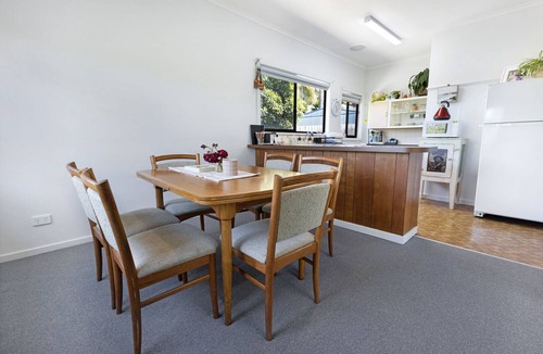 Lakes Entrance House | Linger Longer: Fresh Coastal Escape Opposite the Lakes Entrance Golf Course
