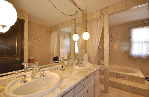 Humber Summit House | Live Like a Queen in a Stunning Chalet-Style Home - YYZ