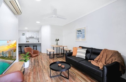 Cairns North Apartment | Living on Lake - Stylish Townhouse with Pool & Patio Near Esplanade