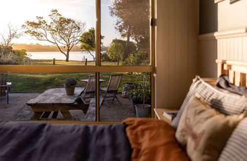 Coles Bay House | Lobster Pot Cabin, Beachfront Escape - Coles Bay