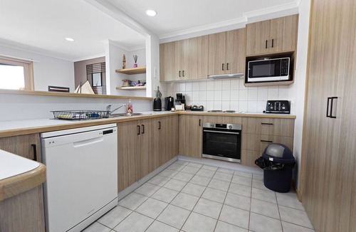 Paynesville House | Locanda: A welcoming and beautifully presented home located on the canals
