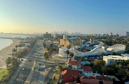 St Kilda West Apartment | Location Location Location. Everything St Kilda offers is here