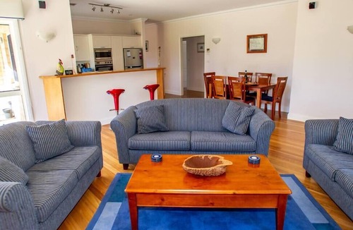 Tanunda House | `Lochnagar Barossa` - 3 En-suites - Walking distance to wineries