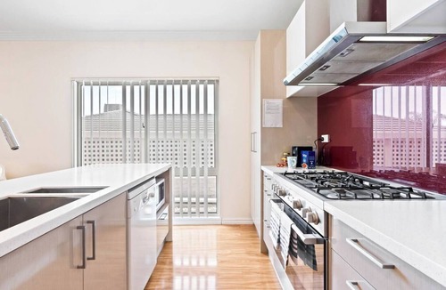 Athelstone House | Looking for a spacious home your family or staff will love? This is it! Free, easy parking and simple, straight forward, keyless check in! Linen hire and air-conditioning (heating & cooling) included!