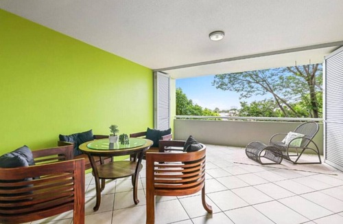Greenslopes Apartment | Lovely 3-Bed with Alfresco Dining by Custom Bnb Hosting