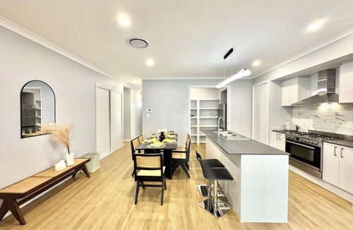 Heathwood House | Lux 4-Bed Gem – Near Park & Forest Lake Shopping