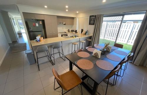 Burpengary East House | LUX Exotic Holiday House in Burpengary East