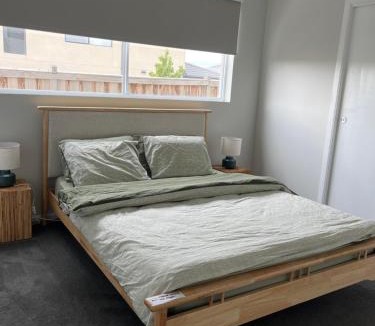 Wollert Bed & Breakfast | Luxarious room stay- 25 min to Melbourne Airport and next to Hume Freeway