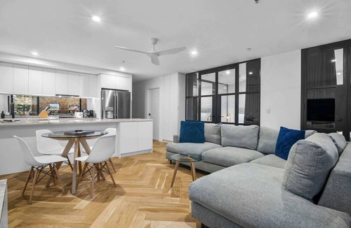 Port Melbourne Apartment | Luxe 2 Bed Apt, Seconds to Beach & Minutes to City