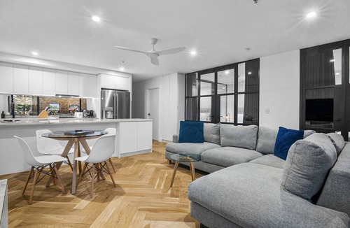 Port Melbourne Apartment | Luxe 2 Bed Apt, Seconds to Beach & Minutes to City