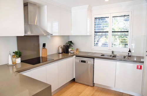 Woolloomooloo Apartment | Luxe Bright 2BR. Walk to Harbour wharf + parking