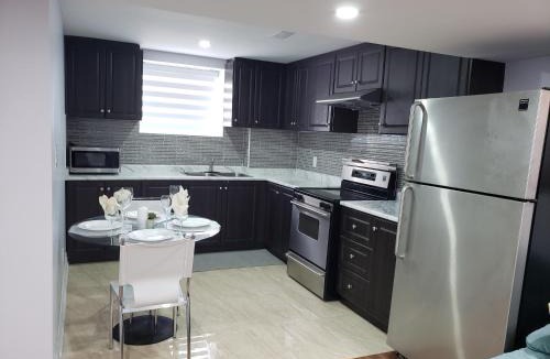 Brampton Apartment | Luxurious Apt 2BRs-1BA Spacious Modern, with free parking