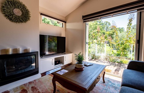 Yarra Glen Villa | Luxurious Garden Spa Villa located in Steels Creek, Yarra Valley