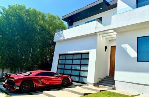 Mid City Villa | Luxurious Retreat - Modern House with Pool