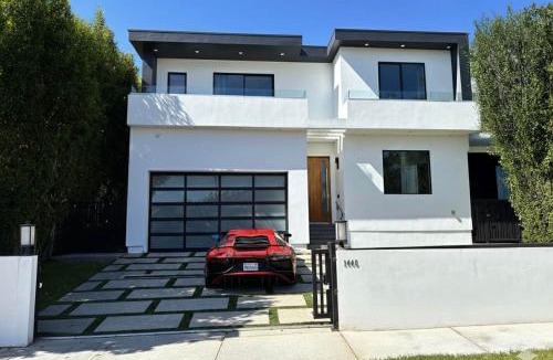 Mid City Villa | Luxurious Retreat - Modern House with Pool