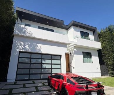 Mid City Villa | Luxurious Retreat - Modern House with Pool