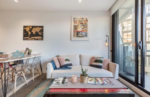Abbotsford Apartment | LUXURIOUS RIVERSIDE RESORT STYLE APARTMENT☆POOL☆SPA☆GYM☆ROOFTOP WITH CITY VIEWS
