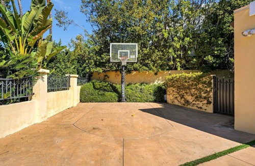 The Bird Streets Villa | Luxurious Trousdale Estate with Expansive Grounds