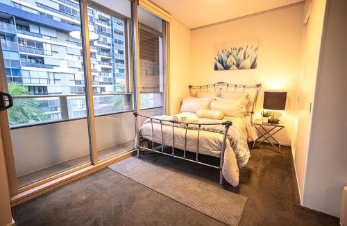 Camperdown Apartment | Luxury 2 BR , Pool Gym Parking Sydney CBD getaway