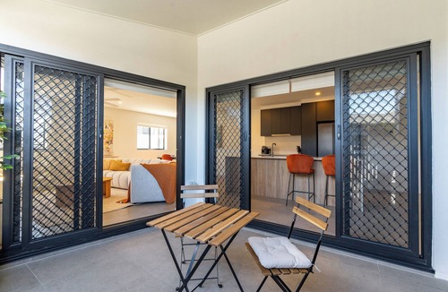 Mount Gravatt East Apartment | Luxury 3BD apartment mountain view/parking walking distance to shops/air con